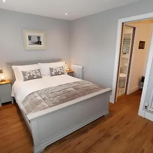  Apartment Tucked Away, Access Sleeps 4